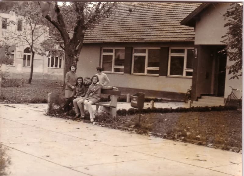 Fiatalok az egészségház előtt