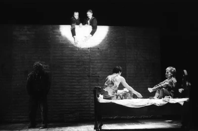 Mrozek: Ház a határon