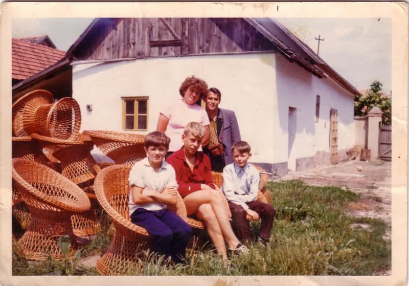 Dancsó család a kosárfonóban