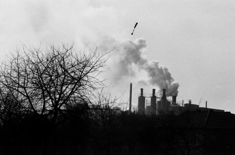 Település a Zorka gyárnál és a gyár füstje