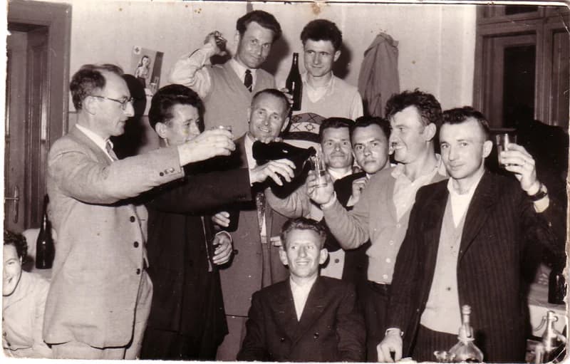 Ünneplés a kosárfonóban