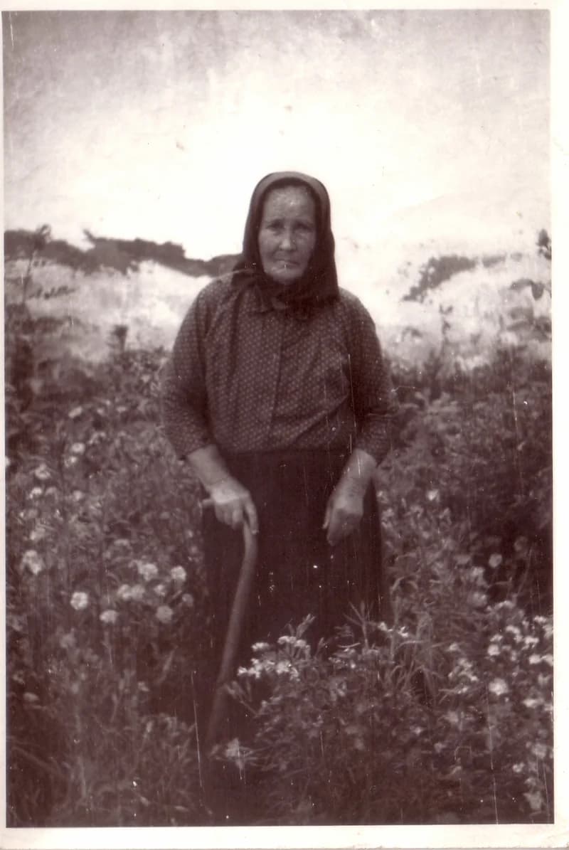 Idős asszony görbebottal