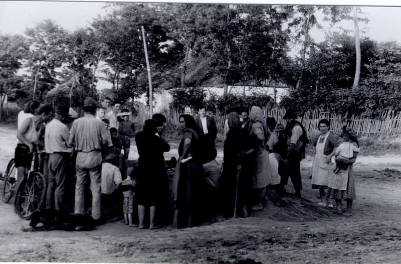 Kíváncsi lakosok az ásatáson