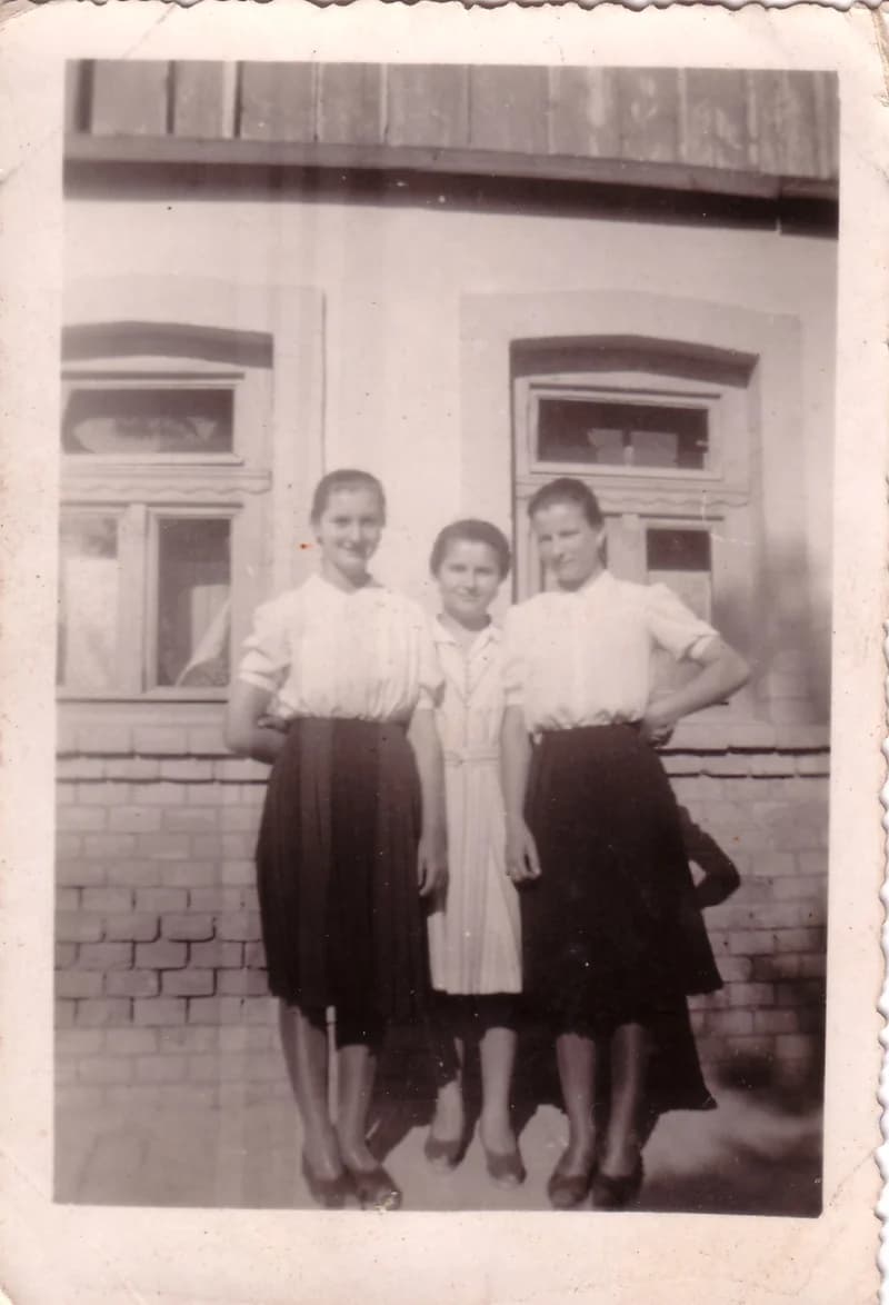 Lányok a ház előtt