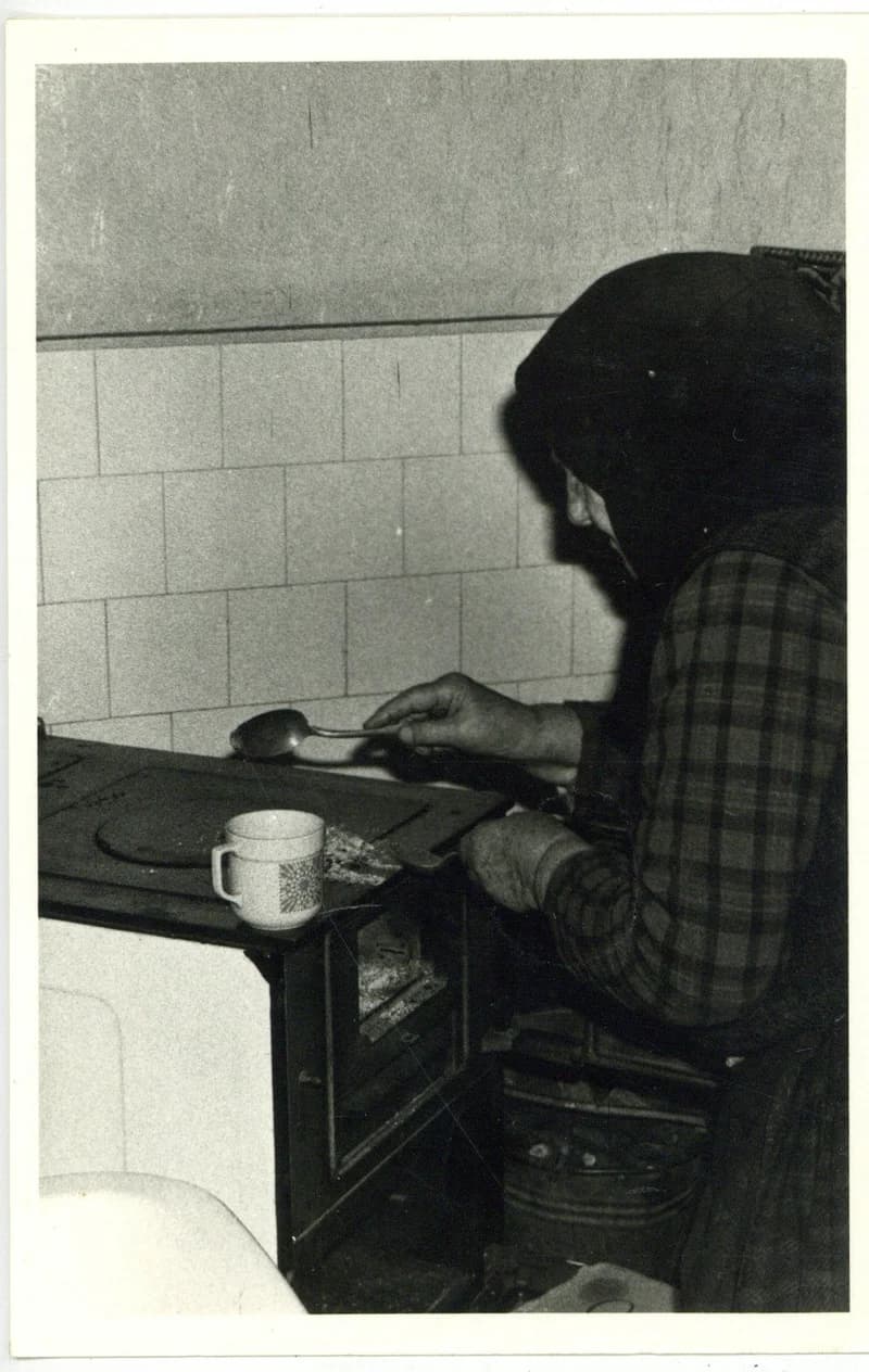 Szenesvízzel gyógyító asszony