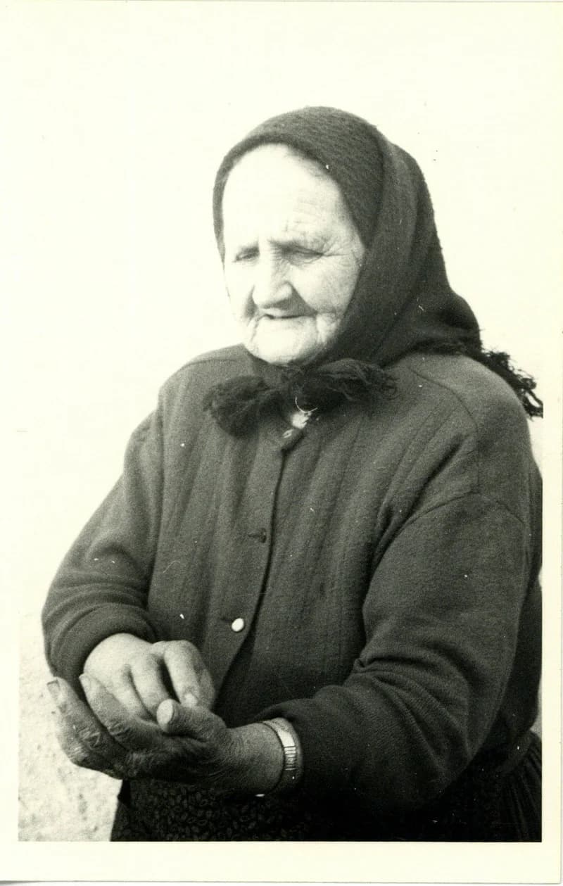 Ráolvasással gyógyító asszony