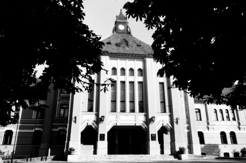 Magyarkanizsa: áruház, főutca, városháza