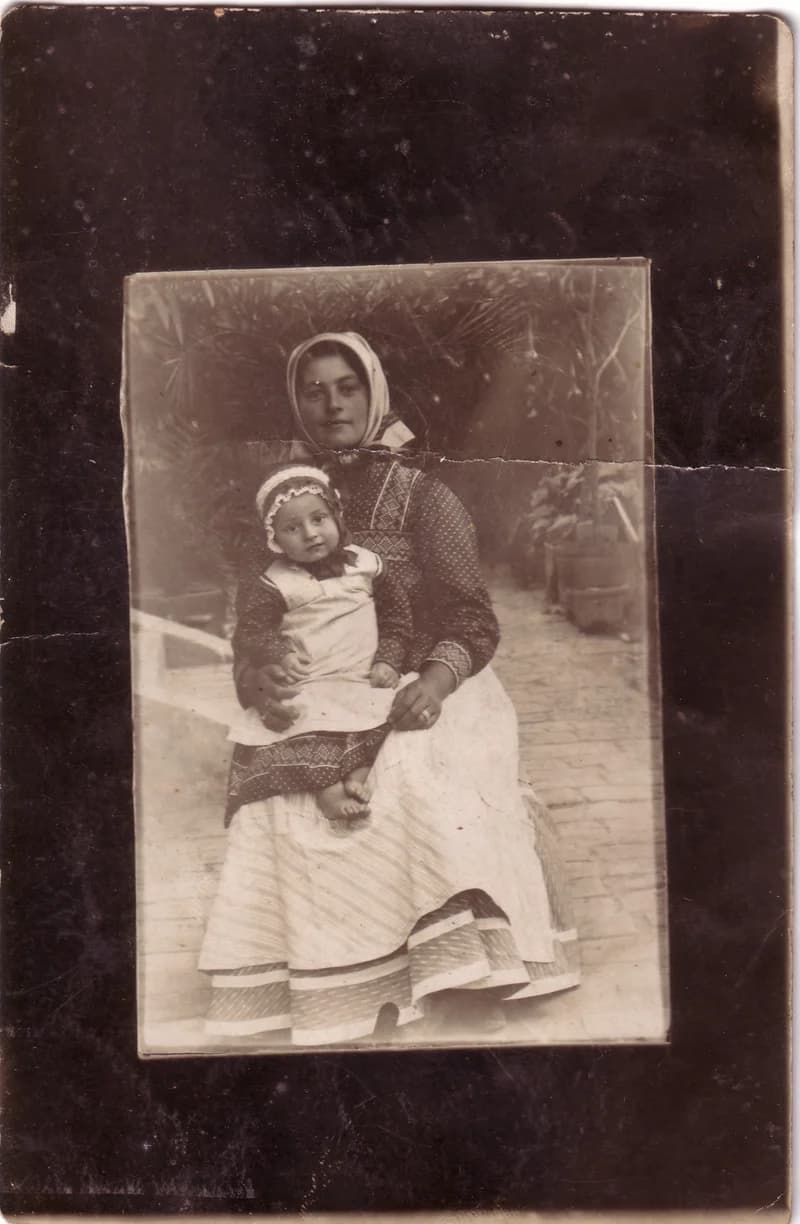 Özv. Simon (szül.Szeredi) Franciska a kisfiával