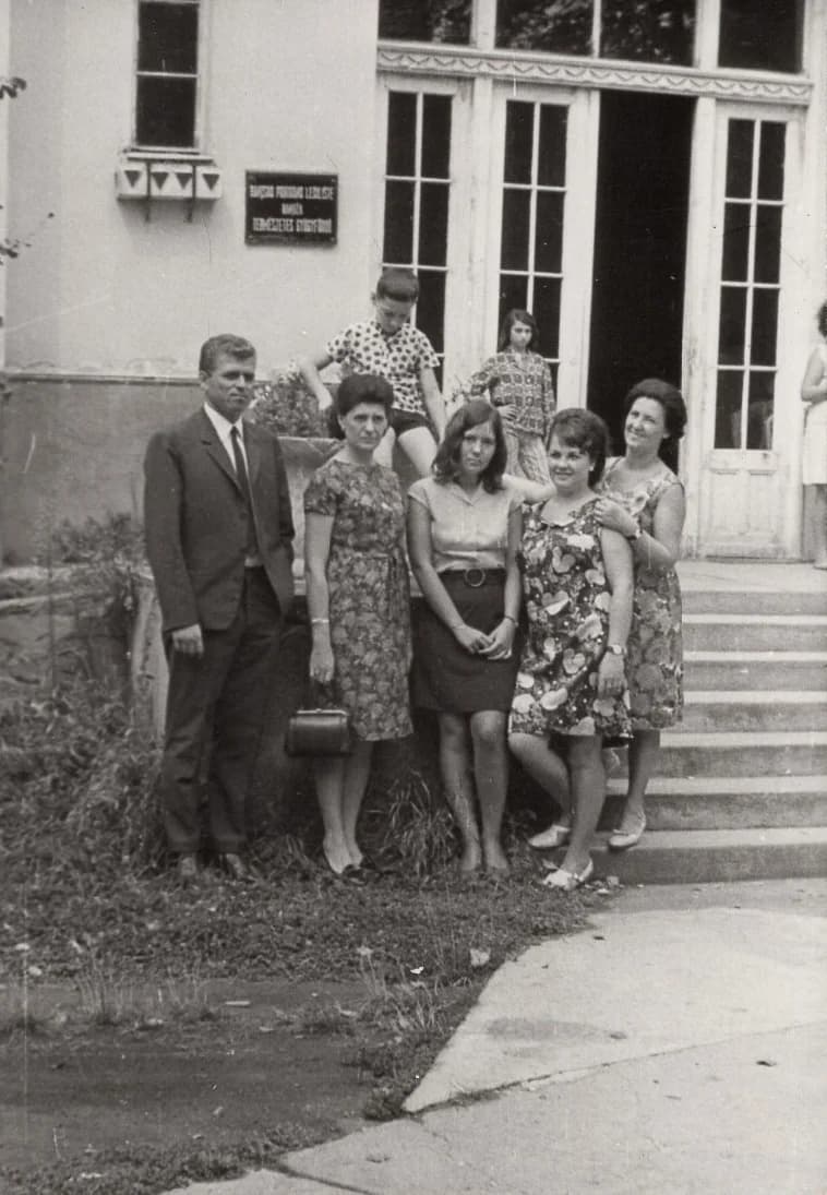 Családi fotó a fürdő régi épületénél