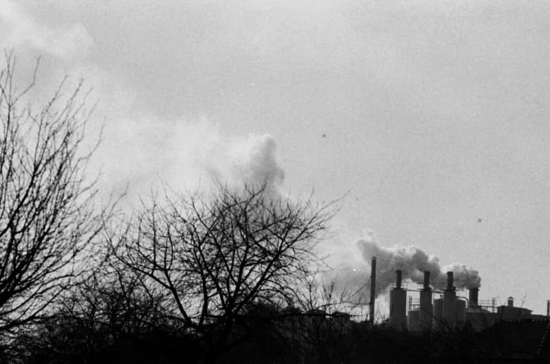 Település a Zorka gyárnál és a gyár füstje