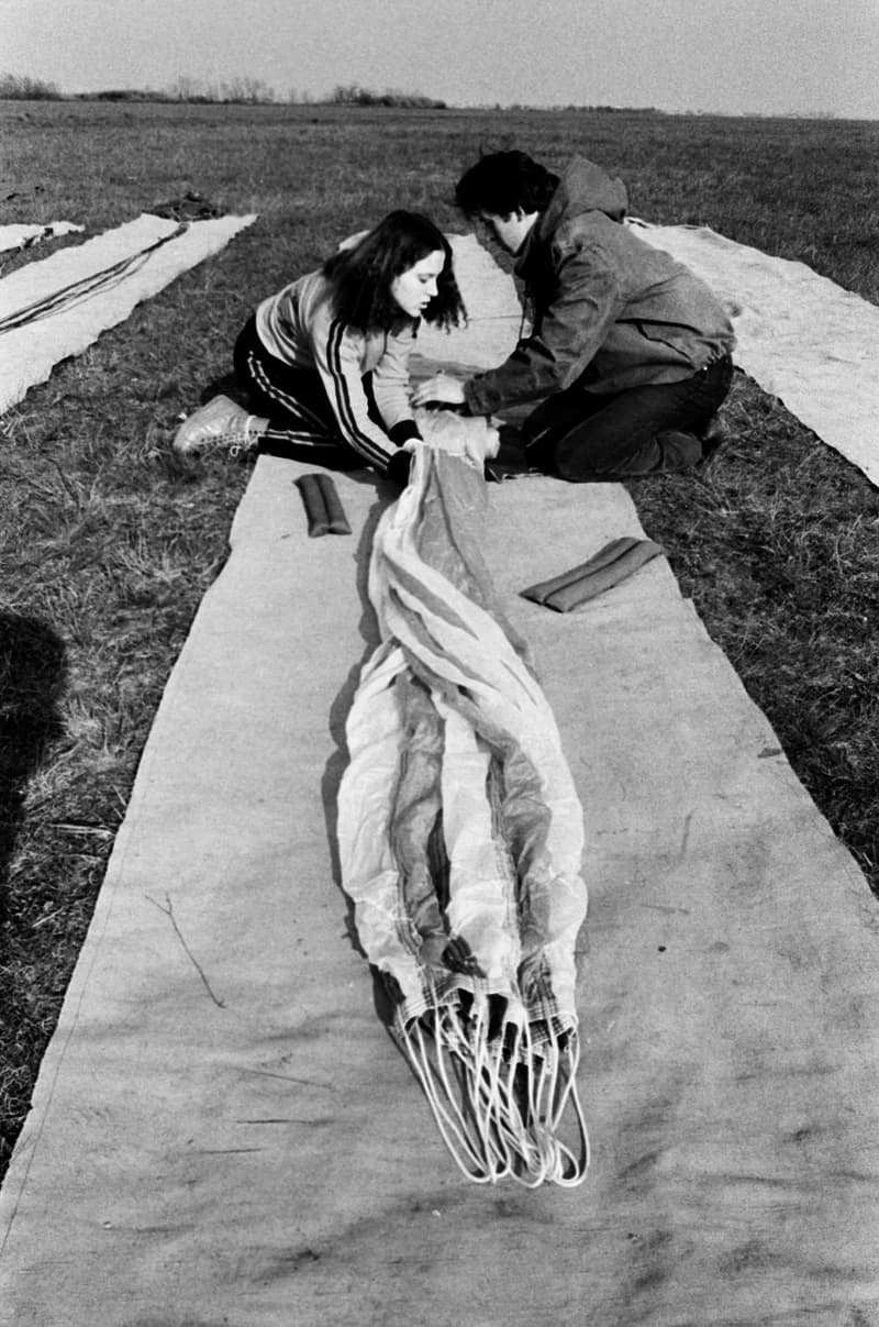 Ejtőernyősök a cseneji reptéren