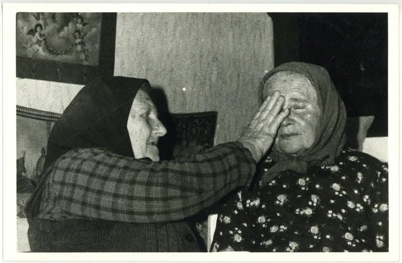 Szenesvízzel gyógyító asszony