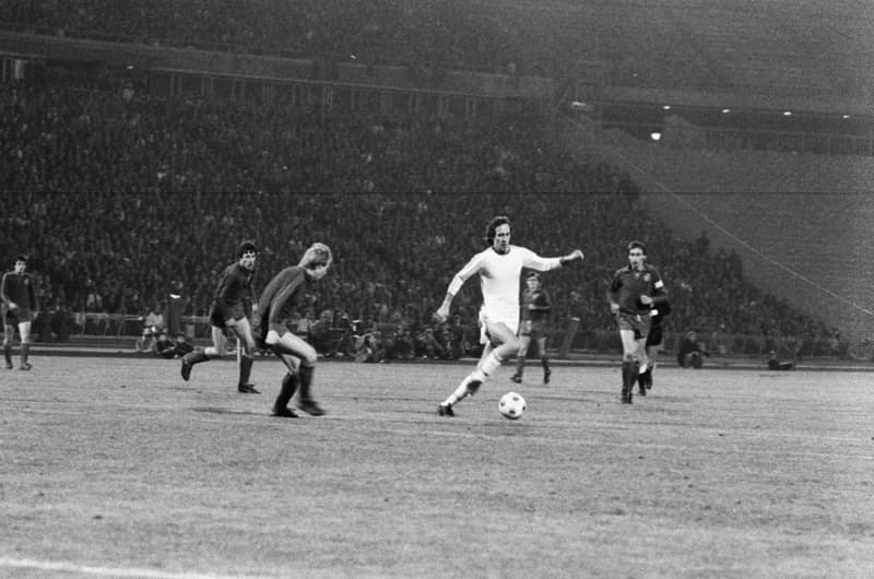 Futbalmeccsek : Újpest Dózsa-Honvéd 3:2; FTC-Vasas 1:1