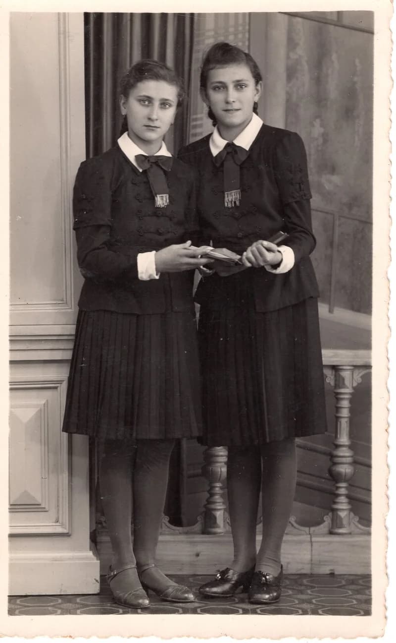 Iskoláslányok (Tóth Teri és Tóth Viki)