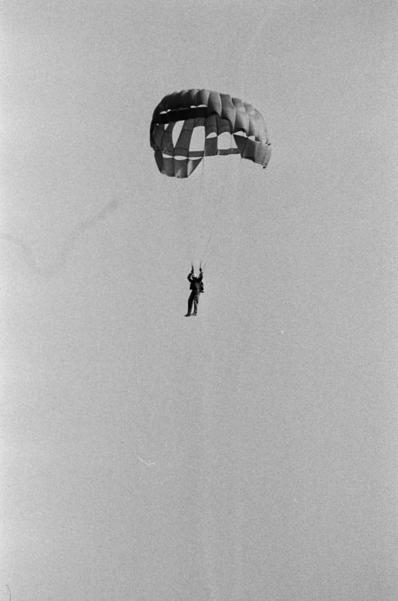 Ejtőernyősök a cseneji reptéren