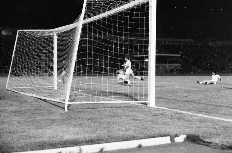 Futbalmeccsek : Újpest Dózsa-Honvéd 3:2; FTC-Vasas 1:1