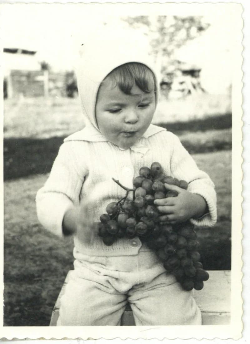 Kisgyerek szőlőfürttel