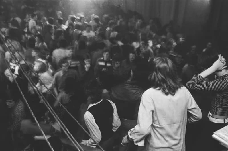 Az újvidéki rádió diszkó klubjában