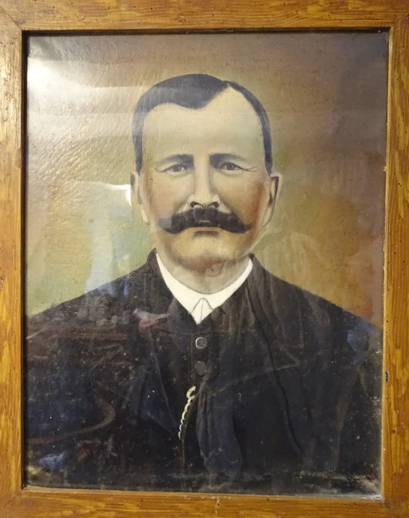 Keretezett férfi portré