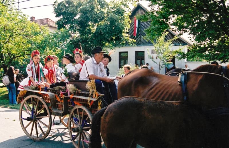 Illés-napi menet indul a  temerini Tájház elől, 2003.7.20.