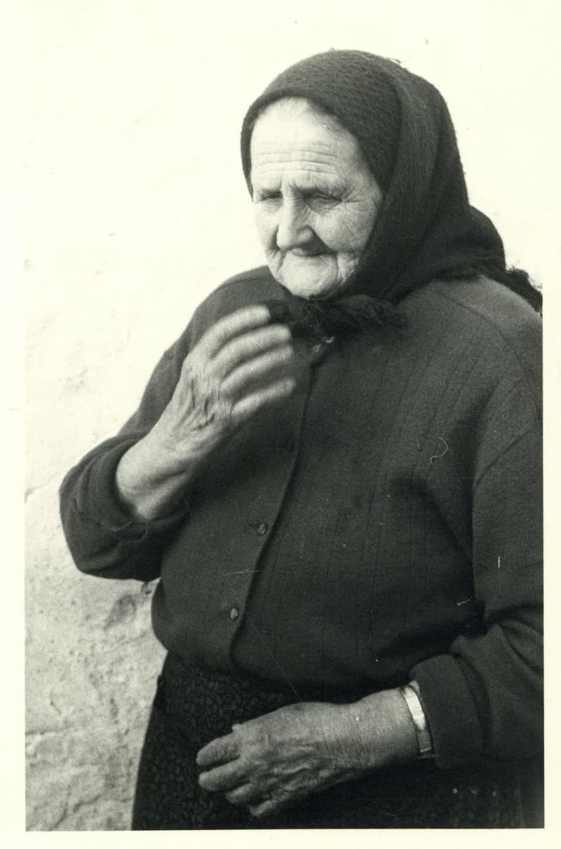 Ráolvasással gyógyító asszony