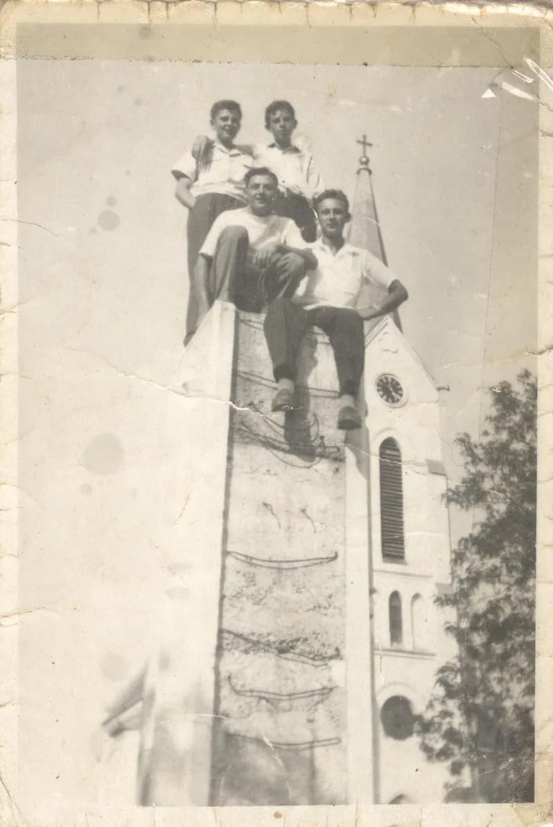 Szilágyi fiúk felmásztak a Turul-szobor talapzatának a tetejére 