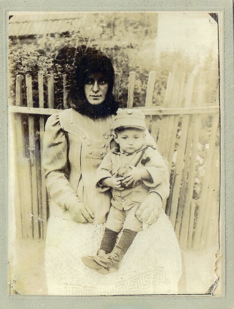 Fekecs  (szül. Veréb) Gizella és kisfia