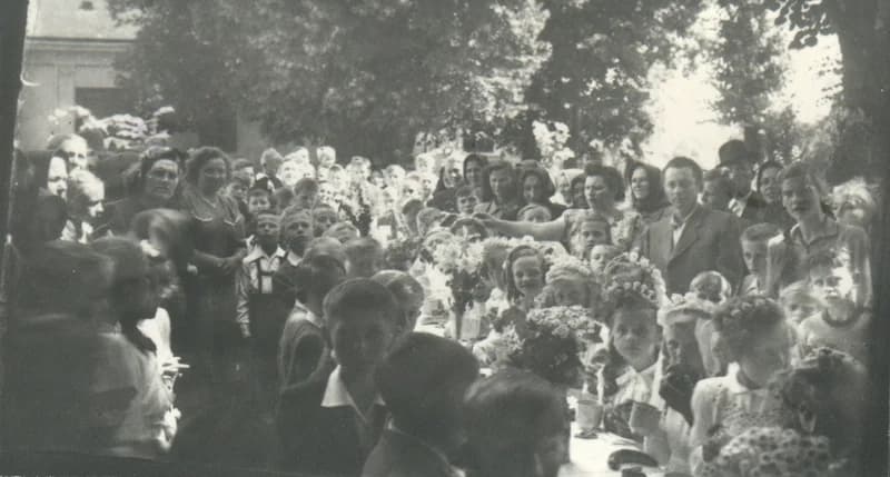 Ünneplő társaság