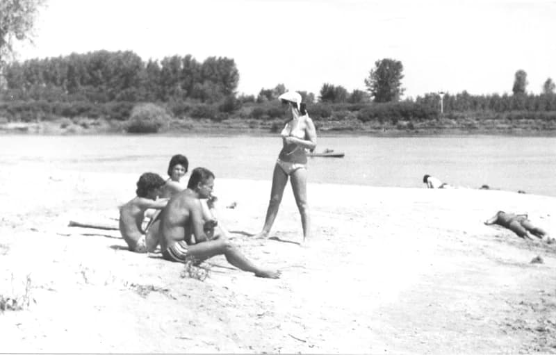 A Fehér család és barátaik a zentai Tisza-parton a "Halászcsárdánál"  