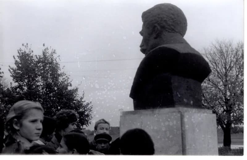 A Sremac-szobor koszorúzása