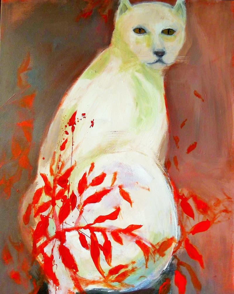 Fehér macska piros virágokkal