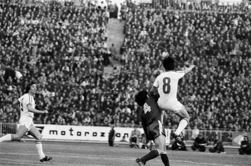 Futbalmeccsek : Újpest Dózsa-Honvéd 3:2; FTC-Vasas 1:1