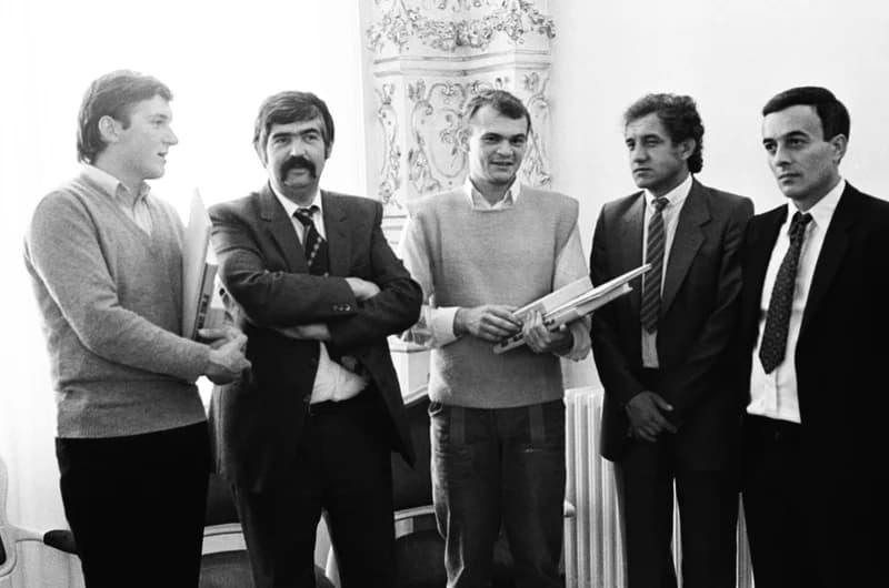 A nagykorúsági díjak átadása (ismeretlen férfiak)