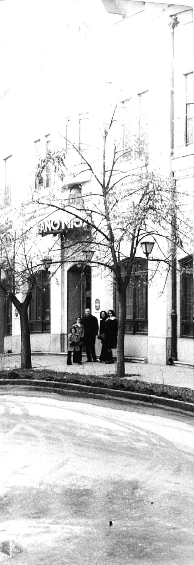 Fehér Klára, Gábel László, felesége Gerda és gyermekeik a zentai Pannonija (Royal) előtt