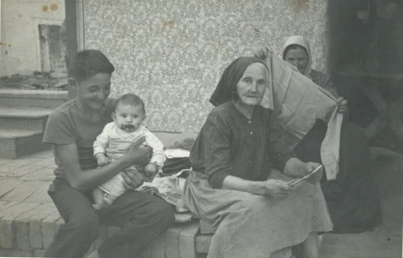 Hertelendyfalvi család az udvaron