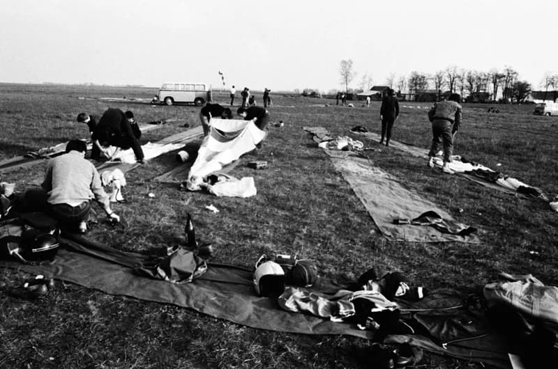 Ejtőernyősök a cseneji reptéren