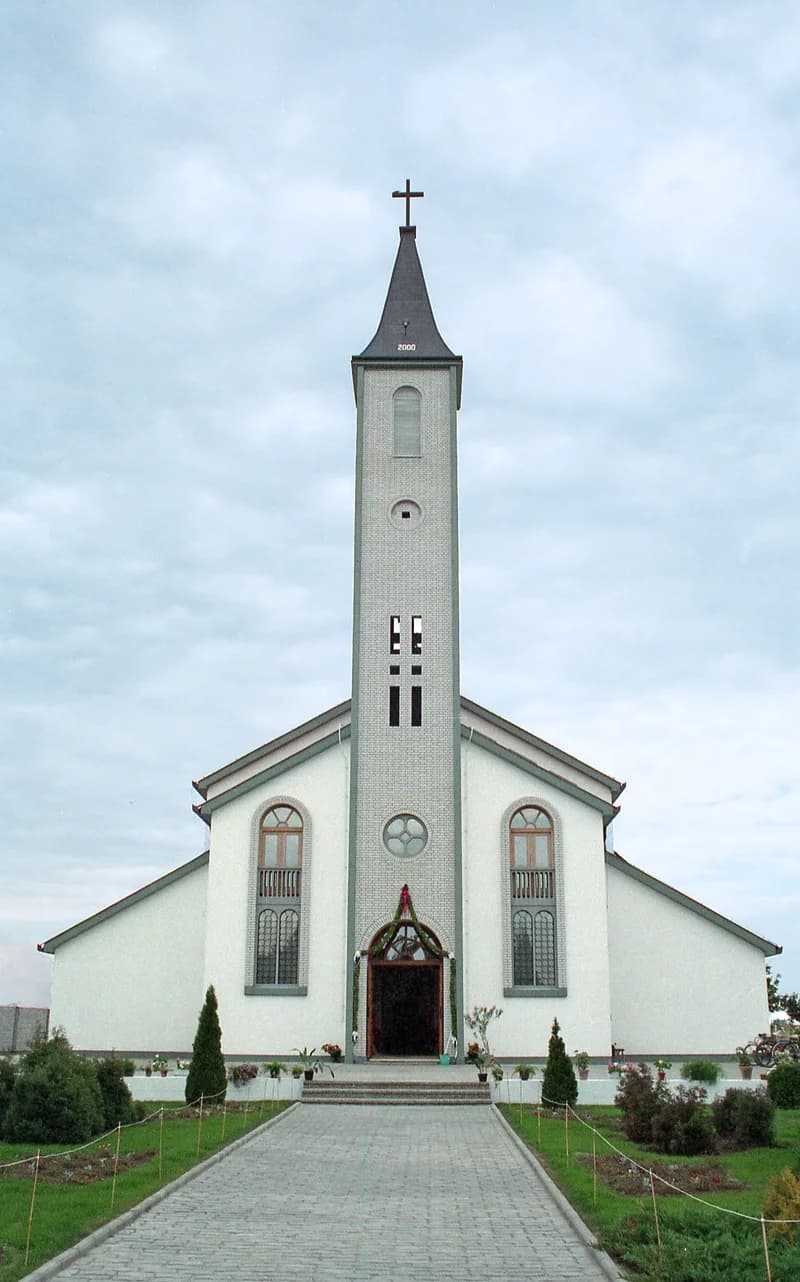A temerini Lourdes-i Szűz Mária emléktemplom a felszentelése előtti estén, 2000. július 19.