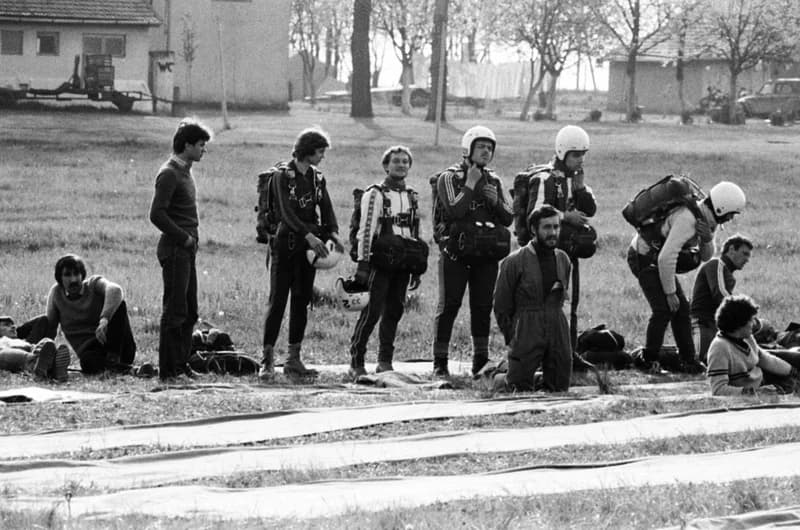 Ejtőernyősök a cseneji reptéren