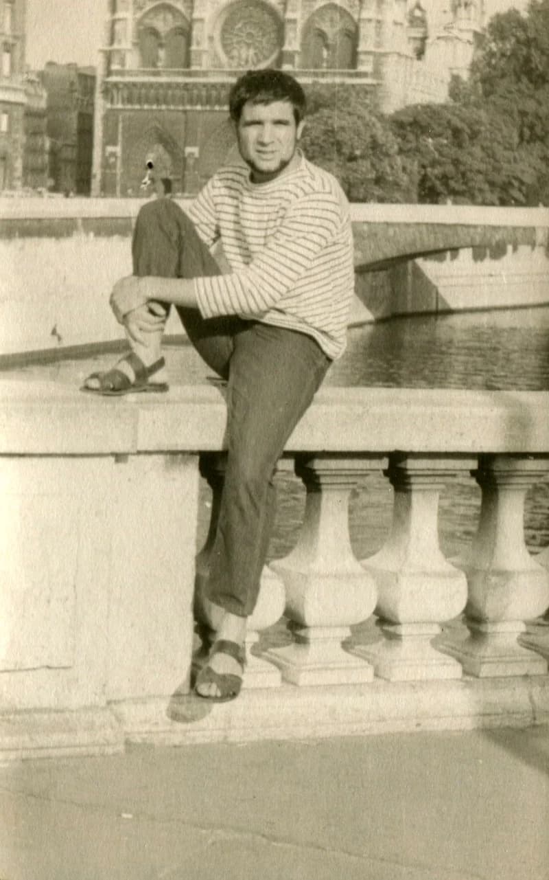 Benes József a párizsi Notre-Dame előtt