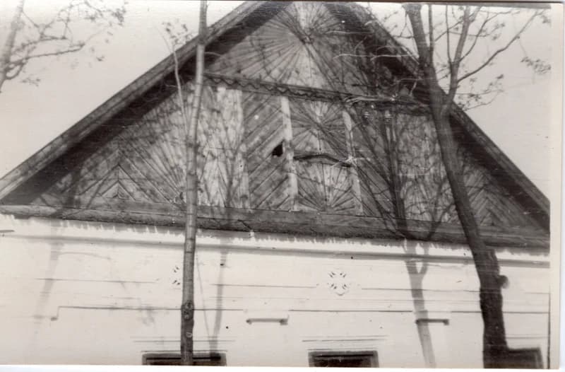 Napsugaras-kazettás oromzat