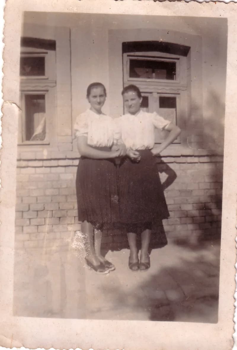 Lányok a ház előtt