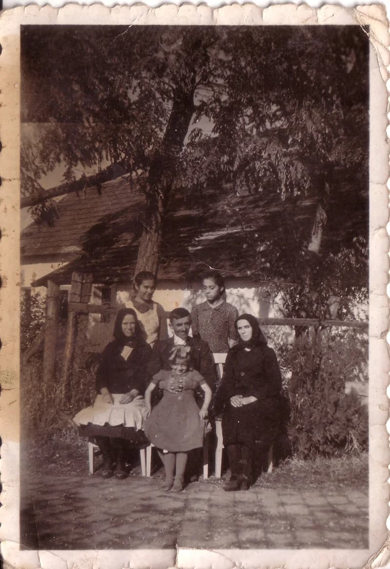 A temetőcsősz a családjával