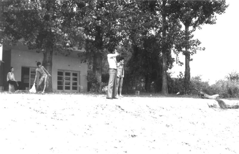 A Fehér család és barátaik a zentai Tisza-parton a "Halászcsárdánál"  