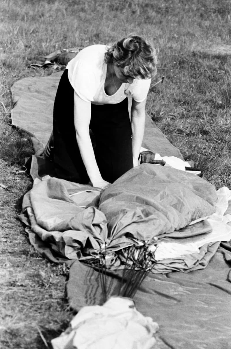 Ejtőernyősök a cseneji reptéren