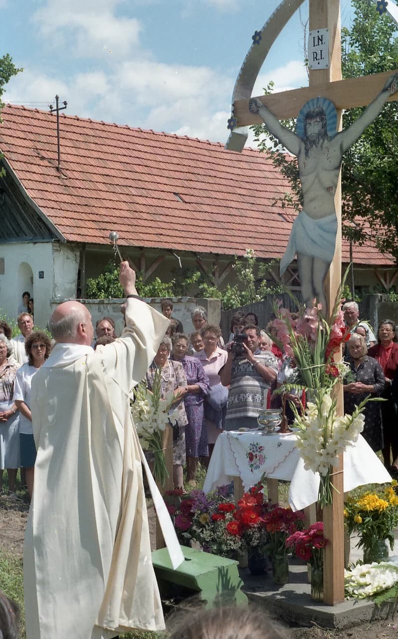 A temerini Tájház előtt álló, felújított Naszvagyi-kereszt felszentelése, 1997. júliusban