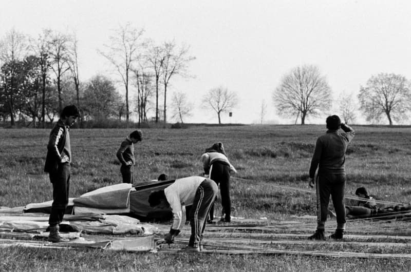 Ejtőernyősök a cseneji reptéren