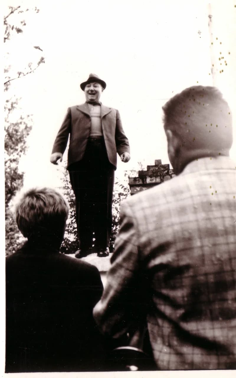 Mulatozás  a kerítésen