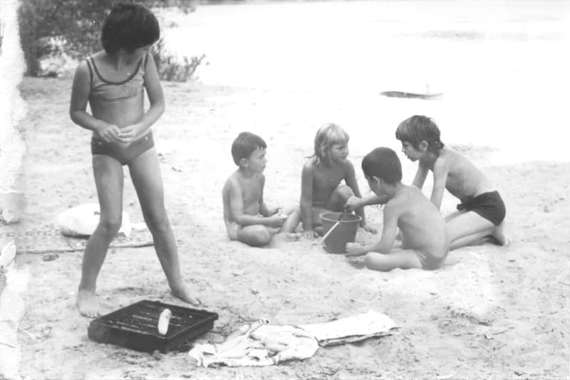 A Fehér család és barátaik a zentai Tisza-parton a "Halászcsárdánál"  