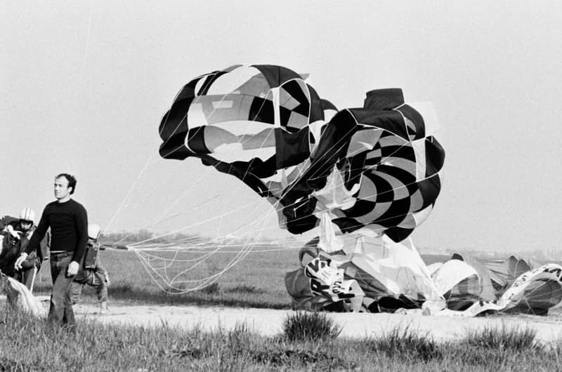 Ejtőernyősök a cseneji reptéren