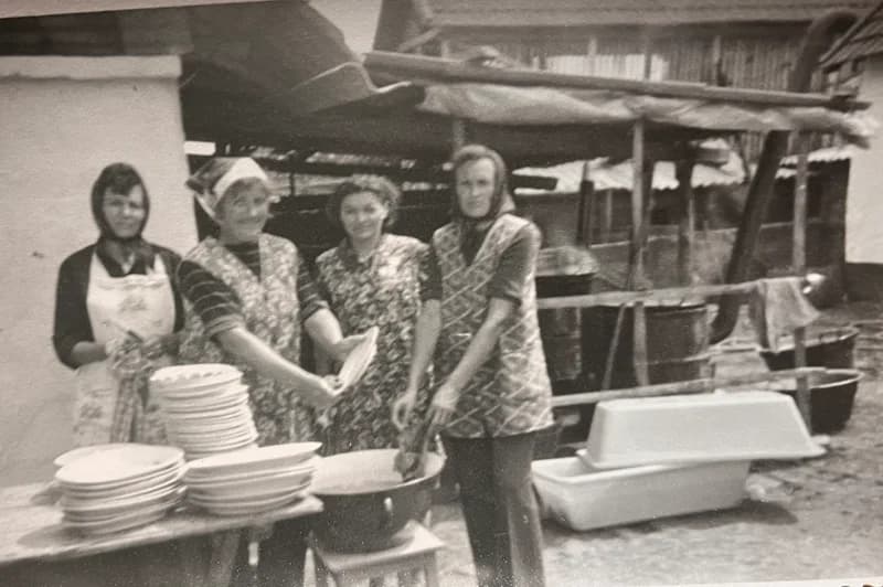 Asszonyok készülődnek a lakodalomra